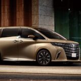 40アルファードに専用サンシェードを取り付けて、日差しや車内温度上昇を防ぐ様子。