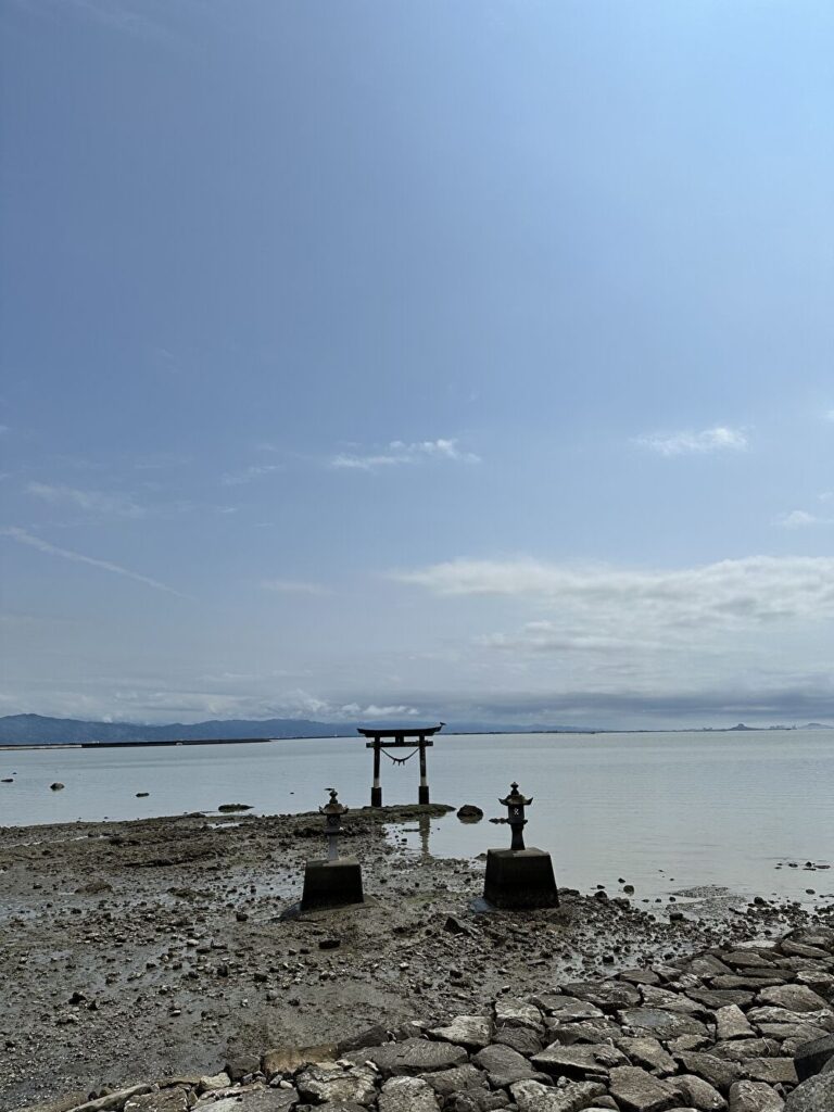 【永尾剱神社】干潮時間・見どころ・駐車場を解説|海に浮かぶ鳥居の絶景スポット - 所在地や観光情報をわかりやすく解説。アクセス・時間・料金まとめ